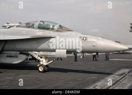 Persischen Golf, 30. Oktober 2011 - eine EA - 18 G Growler ist bereit für eine Mission an Bord der USS George H.W. Bush. Stockfoto