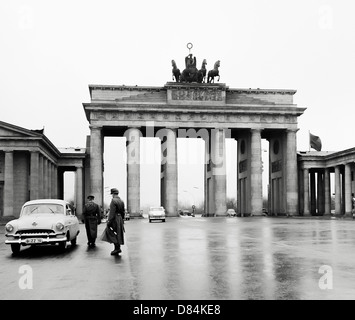 März 1959 Volkspolizei Ostdeutschen Polizisten Autos Controlling bei der Pariser Platz, Brandenburger Tor, Berlin, Deutschland, Europa Stockfoto