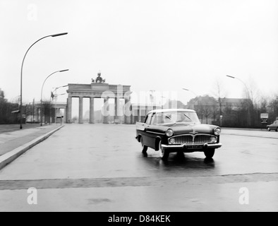 März 1959 Simca Französischen am 17. Juni Street West Berliner und Brandenburger Tor Ost Berlin Deutschland Europa Stockfoto