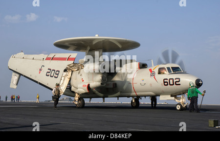 Persischen Golf, 30. Oktober 2011 - ein E - 2 C Hawkeye ist vom Deck der USS George H.W. Bush startbereit. Stockfoto