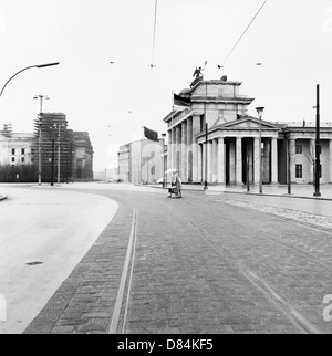 März 1959, Tram Tracks, 18. März Platz und Brandenburger Tor, Berlin, Deutschland, Europa Stockfoto