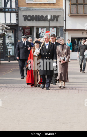 Bürgermeisterin Penny Shelton verlassen Mayoral Sonntag Freiwilligendienst in dem alten Marktplatz, Kingston Upon Thames. Stockfoto