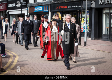 Bürgermeisterin Penny Shelton verlassen Mayoral Sonntag Freiwilligendienst in dem alten Marktplatz, Kingston Upon Thames. Stockfoto