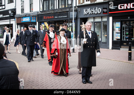 Bürgermeisterin Penny Shelton verlassen Mayoral Sonntag Freiwilligendienst in dem alten Marktplatz, Kingston Upon Thames. Stockfoto