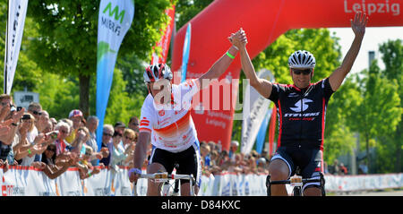 Rad-Olympiasieger Olaf Ludwig (L) und DDR-Radsport-Legende Wolfgang Loetzsch konkurrieren während des Rennens der Legenden in Zwenkau, Deutschland, 19. Mai 2013. Rund 30 Kilometer langen ist Kurs "Neuseen Classics" eine Einstellung für die Wiedervereinigung der Radsport Legenden mit ihren ehemaligen Kollegen und mit den Fans. Foto: Hendrik Schmidt Stockfoto