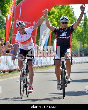 Rad-Olympiasieger Olaf Ludwig (L) und DDR-Radsport-Legende Wolfgang Loetzsch konkurrieren während des Rennens der Legenden in Zwenkau, Deutschland, 19. Mai 2013. Rund 30 Kilometer langen ist Kurs "Neuseen Classics" eine Einstellung für die Wiedervereinigung der Radsport Legenden mit ihren ehemaligen Kollegen und mit den Fans. Foto: Hendrik Schmidt Stockfoto