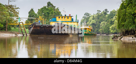 Palm Oil Tanker in einer kleinen Bucht der Kinabatangan Fluss Sabah Borneo transportiert Öl aus erdrückenden Mühle bis zur Raffinerie Stockfoto