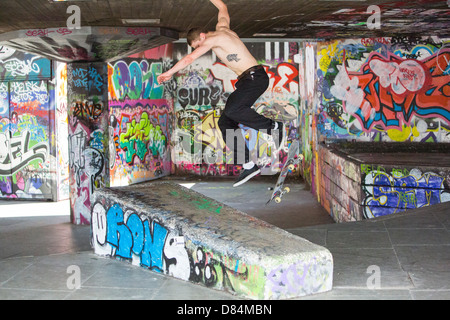 Skateboarder springenden Hindernisse auf der Londoner South Bank. Stockfoto
