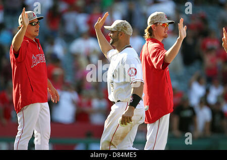 18. Mai 2013 - Anaheim, California, Vereinigte Staaten von Amerika - 18. Mai 2013 Anaheim, Kalifornien: Los Angeles Angels erster Basisspieler Albert Pujols (5) high Fives nach dem Spiel zwischen den Los Angeles Angels und die Chicago White Sox. Auf 18. Mai 2013 besiegen Engel die White Sox 12:9 im Angel Stadium in Anaheim, Kalifornien. Rob Carmell/CSM Stockfoto