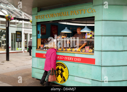 Eine Frau, der Kauf von Lebensmitteln aus einem West Cornwall Pasty Co. Café Shop, York, UK Stockfoto