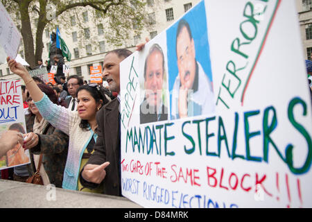 London, UK. 19. Mai 2013. Pakistanische Demonstranten demonstrieren gegen Wahlbetrug in der pakistanischen Wahlen und britischer Staatsbürger Altaf Hussain, der Vorsitzende der MQM-Partei in Pakistan vor Downing Street. Bildnachweis: Paul Davey/Alamy Live-Nachrichten Stockfoto