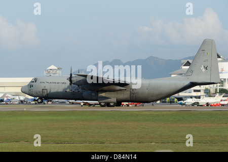 26. März 2013 - bereitet eine C-130J Super Hercules der Royal Malaysian Air Force von Flughafen Langkawi, Malaysia auszuziehen. Stockfoto