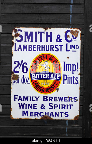 Altmodische Metall Werbung für Smith und Unternehmen bitter Ale, Tenterden Bahnhof Kent & East Sussex Railway, Kent, England Stockfoto