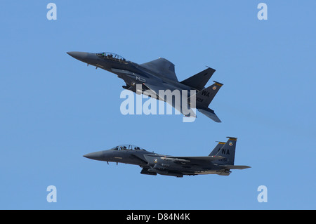 Ein paar der F - 15C Eagle Flugzeuge Manöver bei einer airshow Stockfoto