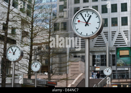 Moderne Uhren in Reuters Plaza, Canary Wharf, London, England, Vereinigtes Königreich. Stockfoto