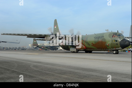 31. März 2013 - eine C-130J Super Hercules von der indonesischen Luftwaffe Rollen am Flughafen Langkawi, Malaysia. Stockfoto