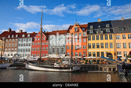 Kopenhagen, Dänemark - 25. August: Nicht identifizierte Personen, sonnigem Wetter in offenen cafees der berühmten Promenade Nyhavn am 25. August 2010 in Kopenhagen, Dänemark. nyhavn ist eines der berühmtesten Wahrzeichen von Kopenhagen. Stockfoto