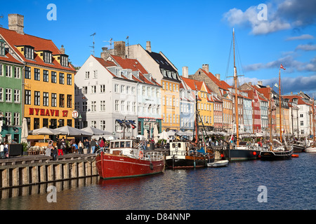 Kopenhagen, Dänemark - 25. August: Nicht identifizierte Personen, sonnigem Wetter in offenen cafees der berühmten Promenade Nyhavn am 25. August 2010 in Kopenhagen, Dänemark. nyhavn ist eines der berühmtesten Wahrzeichen von Kopenhagen. Stockfoto