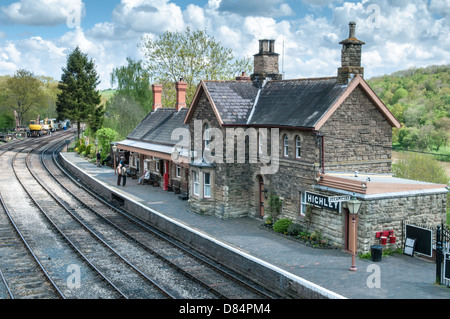 Hübsche kleine englische ländliche Dampf Bahnhof und Plattform hoch in Shropshire auf die Severn Valley Railway durch den Fluss Stockfoto