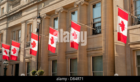 Kanadische Flaggen hängen außerhalb Kanada-Haus auf dem Trafalgar Square, London, UK. Stockfoto