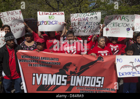 Gewerkschaften, Schwarzarbeiter Anti-Regierungs-Gruppen und andere bringt internationale Arbeiter Tag Rallye am Union Square in New York City Stockfoto
