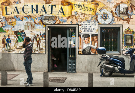 La Chata, eine Tapas-Bar stark verziert mit Fliesen in der Calle De La Cava Baja, La Latina Viertel, zentral-Madrid, Spanien Stockfoto