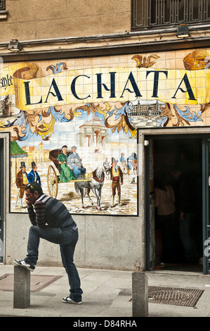 La Chata, eine Tapas-Bar stark verziert mit Fliesen in der Calle De La Cava Baja, La Latina Viertel, zentral-Madrid, Spanien Stockfoto