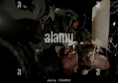 US-Armee Sanitäter simulieren Belüftung eines mock Patienten an Bord ein UH-60 Blackhawk Stockfoto