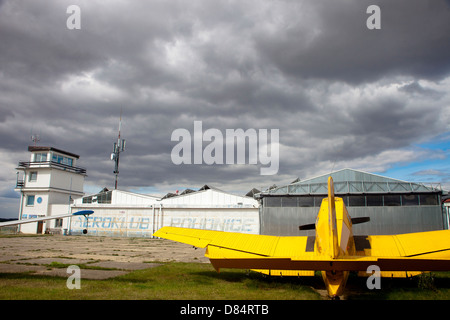 Eine alte Kommunistischära Zlin Z-37A Ernte sprühen Flugzeuge geparkt auf dem Vorfeld des Flugplatz Roudnice, Tschechien. Stockfoto