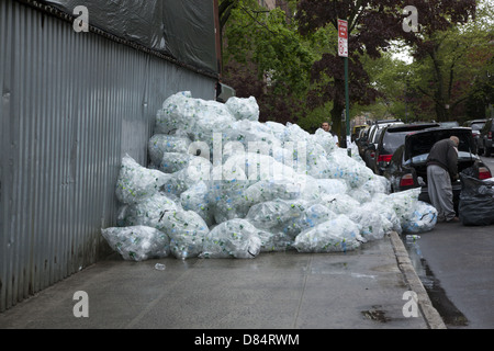 Leere Flaschen und Dosen für das recycling auf einem Getränke-Verteiler, der Leergut in Brooklyn, New York kauft. Stockfoto