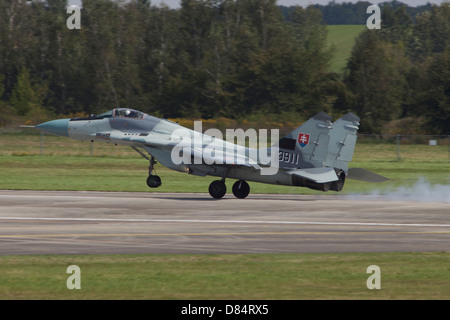 Eine slowakische Luftwaffe MiG-29AS Fulcrum Landung auf der Piste auf einem Flugplatz in der Tschechischen Republik. Stockfoto