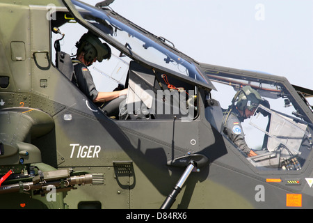 Deutschen Testpiloten bereiten sich auf eine Mission in der Eurocopter Tiger von der Armee, Flughafen Schönefeld, Deutschland. Stockfoto