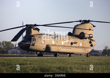 Eine brandneue CH-47F Chinook-Hubschrauber bei Auslieferung an die US Army in Deutschland. Stockfoto