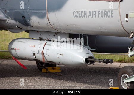 Nahaufnahme des Gun Pod auf einem tschechischen Luftwaffe Aero l-159 ALCA-Flugzeuge. Stockfoto