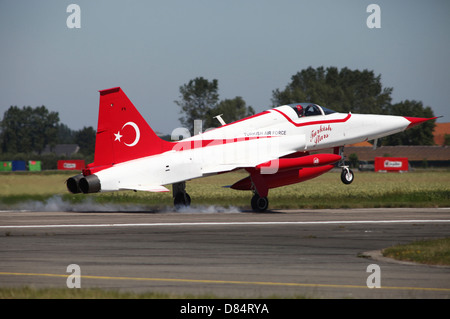 Ein f-5-Jet der Turkish Stars Kunstflug Demonstration Mannschaft landet für die Landung am Luftwaffenstützpunkt Koksijde, Belgien. Stockfoto