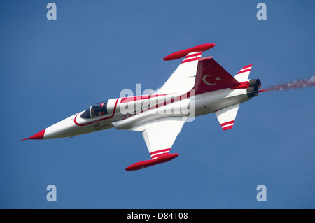 Eine f-5-Jet von Turkish Stars Kunstflug Demonstration Team im Flug über Belgien. Stockfoto