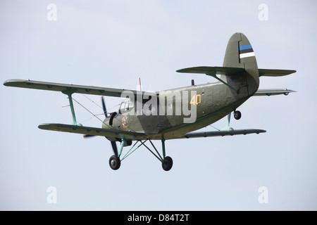 Eine Antonov An-2 der estnischen Luftwaffe bereitet für die Landung. Stockfoto