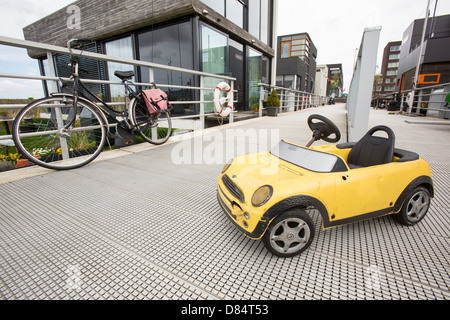 Schwimmende Häuser in Ijburg, Amsterdam, gebaut um erhöhte Überschwemmungen und des Meeresspiegels entgegenzuwirken. Stockfoto