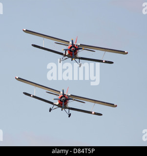 Zwei Antonow = V-2 Bi-Flugzeuge in Formation über Tschechien. Stockfoto