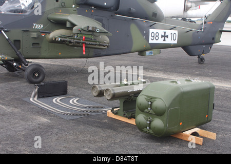 Deutsche Armee Tiger-Hubschrauber und seine Waffen, Flughafen Schönefeld, Deutschland. Stockfoto