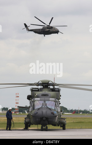 Eine deutsche Armee NH90 und sein Vorgänger, der CH-53 Sea Stallion, Flughafen Schönefeld, Deutschland. Stockfoto