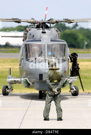 Crew-Mitglied steht vor einem Sea Lynx-Hubschrauber der deutschen Marine. Stockfoto