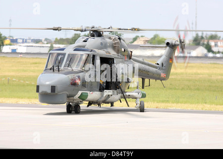 Ein Sea Lynx der deutschen Marine, ausgestattet mit einem Maschinengewehr M3M Stockfoto