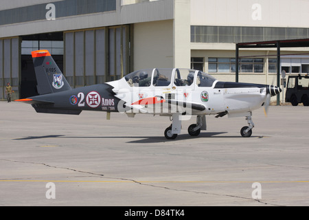 Ein Socata TB 30 Epsilon-Schulflugzeug von der portugiesischen Luftwaffe Rollen in Beja, Portugal. Stockfoto