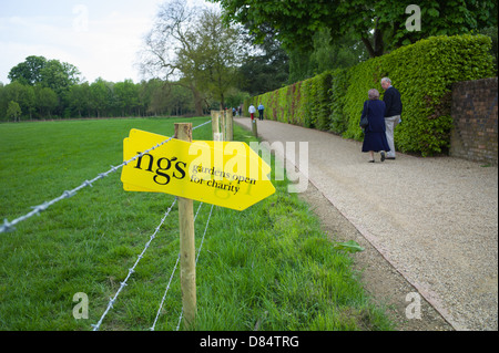 NGS Beschilderung Zugang zum Garten öffnen.  Älteres Ehepaar im Hintergrund Stockfoto