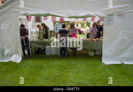 Liebe zu öffnen, Garten Teezelt, Kuchen serviert, Warteschlange Stockfoto