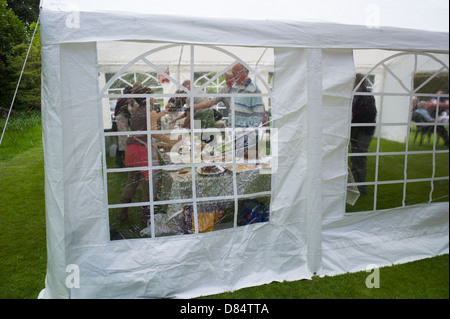 Nächstenliebe öffnen Garten Teezelt Kuchen durch Fenster, servieren, Warteschlange Stockfoto