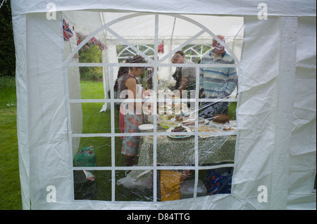 Nächstenliebe öffnen Garten Teezelt Kuchen durch Fenster, servieren, Warteschlange Stockfoto