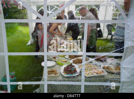 Nächstenliebe öffnen Garten Teezelt Kuchen durch Fenster, servieren, Warteschlange Stockfoto