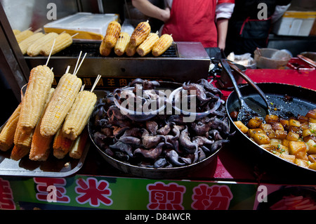 Gebratene Maiskolben, Tofu und Teufel Pod (Samen der Trapa Bicornis), Garküche in Wangfujing Snack Street in Dongcheng, Peking, China Stockfoto